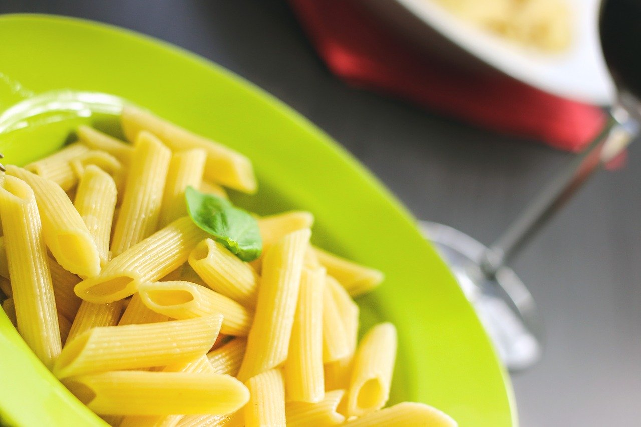 Cannelloni mit Spinat-Ricotta-Füllung, zubereitet Essen und Trinken Gerichte